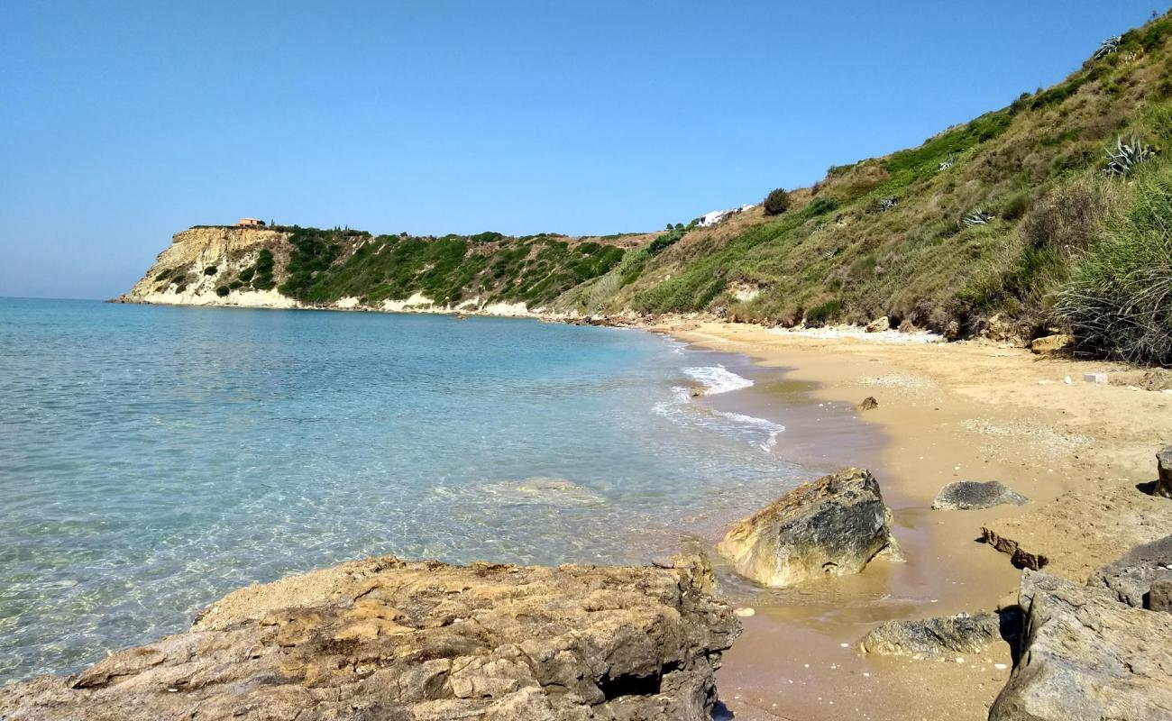 Avithos beach'in fotoğrafı kahverengi kum yüzey ile
