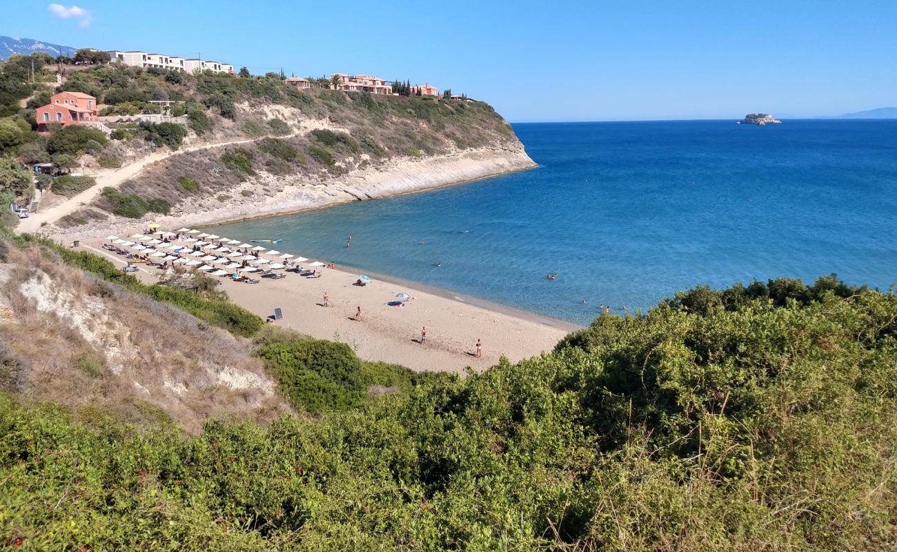 Agios Chelis beach'in fotoğrafı kahverengi kum yüzey ile
