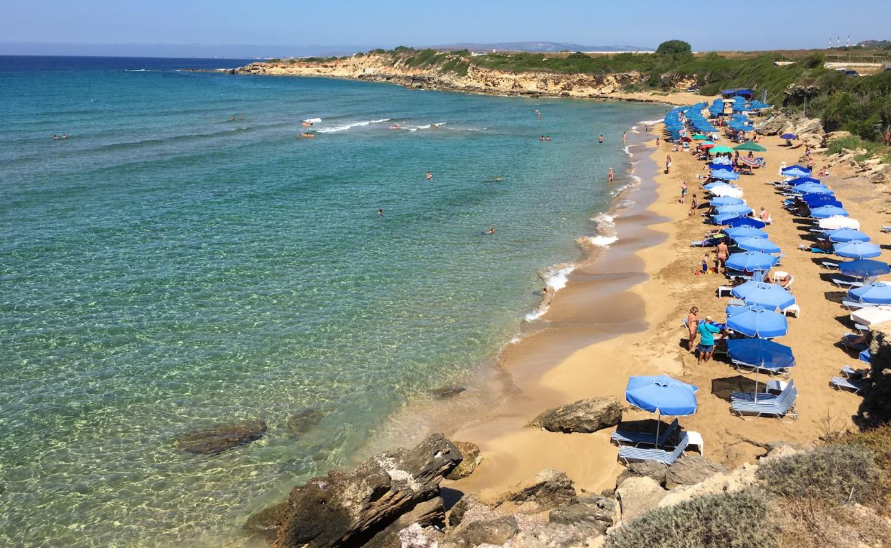 Ammes beach'in fotoğrafı i̇nce kahverengi kum yüzey ile