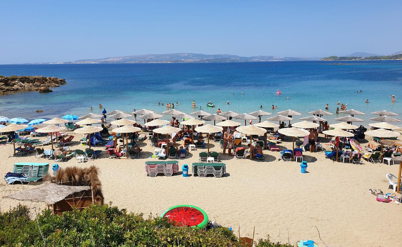 Eglina beach'in fotoğrafı kahverengi kum yüzey ile