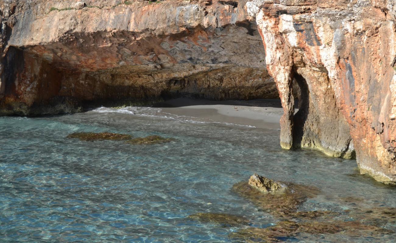Spasmata beach'in fotoğrafı kahverengi kum yüzey ile