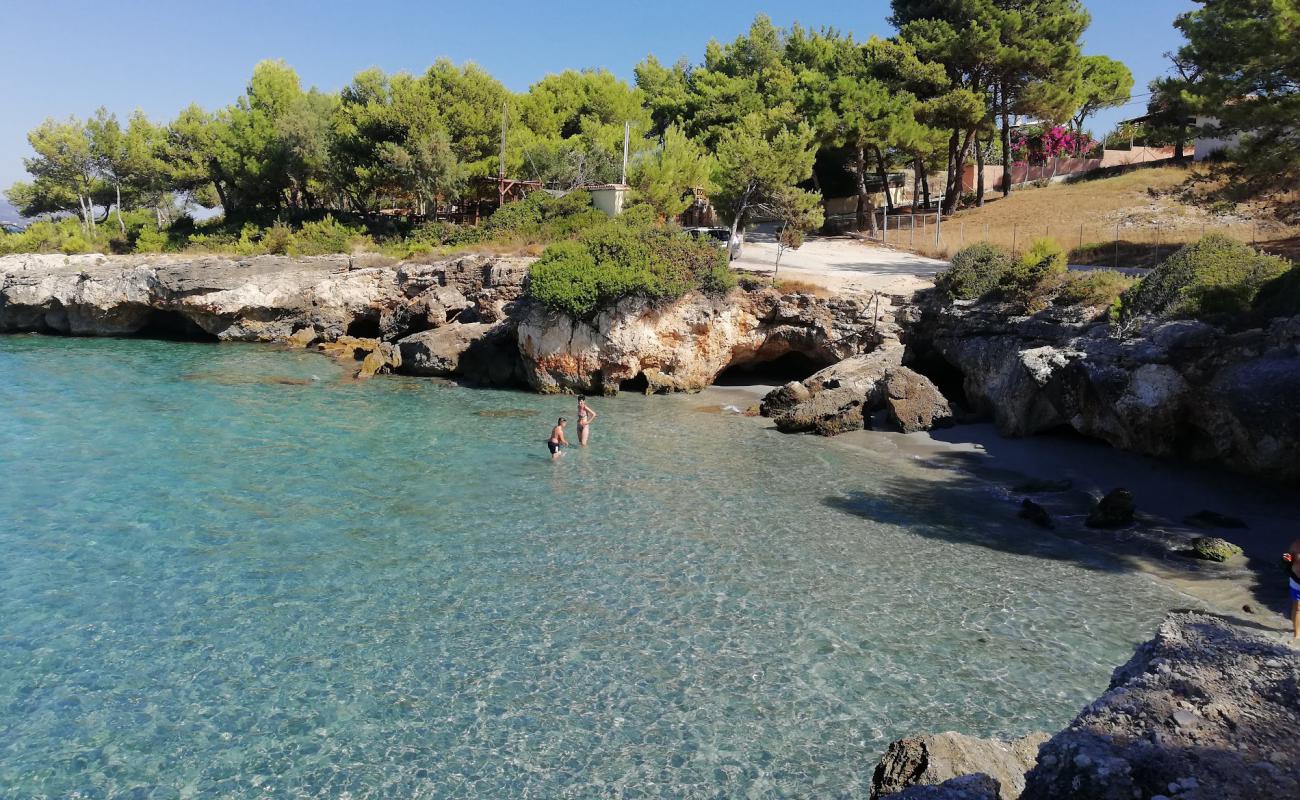 Small beach'in fotoğrafı gri kum yüzey ile