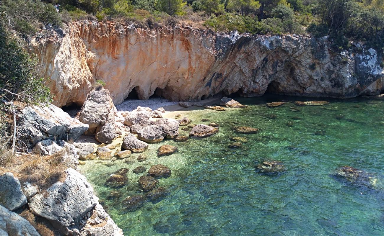 Limanaki beach'in fotoğrafı taşlar yüzey ile