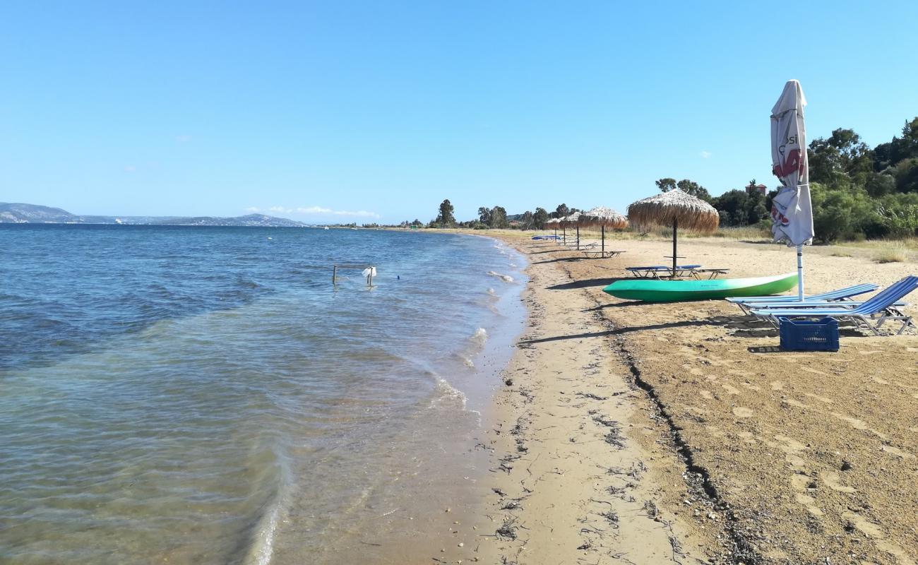 Variko beach'in fotoğrafı kahverengi kum yüzey ile