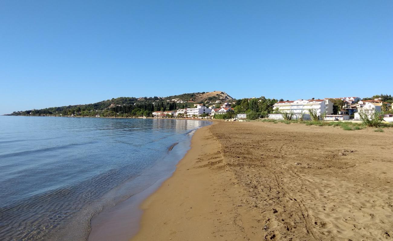 Fikia beach'in fotoğrafı kahverengi kum yüzey ile