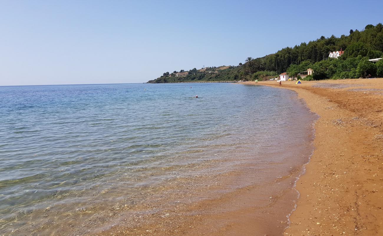 Paralia Lepeda'in fotoğrafı kahverengi kum yüzey ile