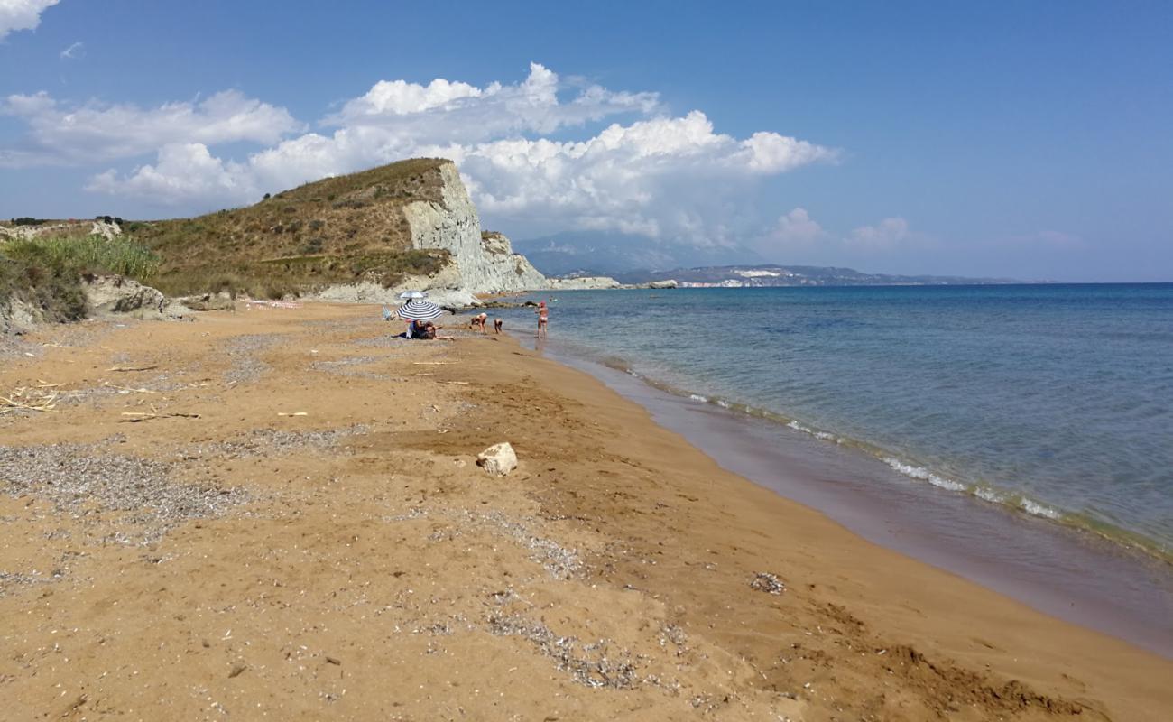 Mania beach'in fotoğrafı i̇nce kahverengi kum yüzey ile