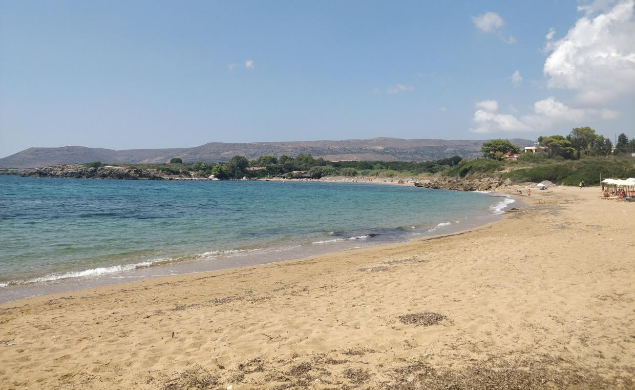 Vrachinari beach'in fotoğrafı kahverengi kum yüzey ile