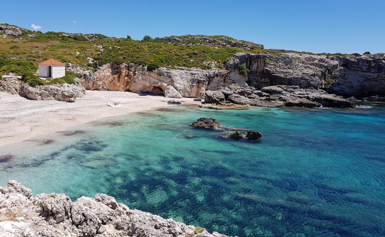 Paralia Lagkadakia'in fotoğrafı bej çakıl yüzey ile