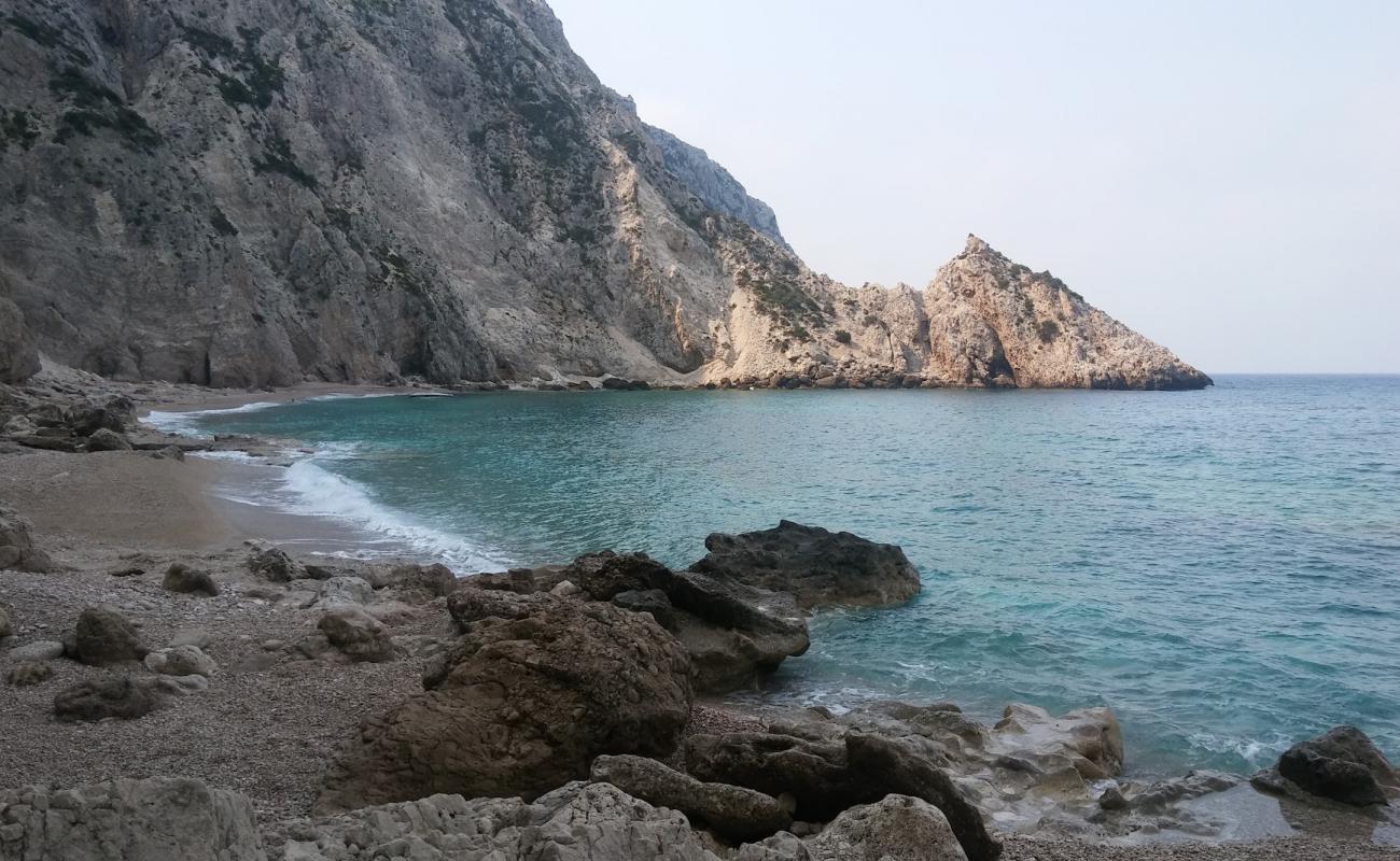 Gialiskari beach'in fotoğrafı bej çakıl yüzey ile