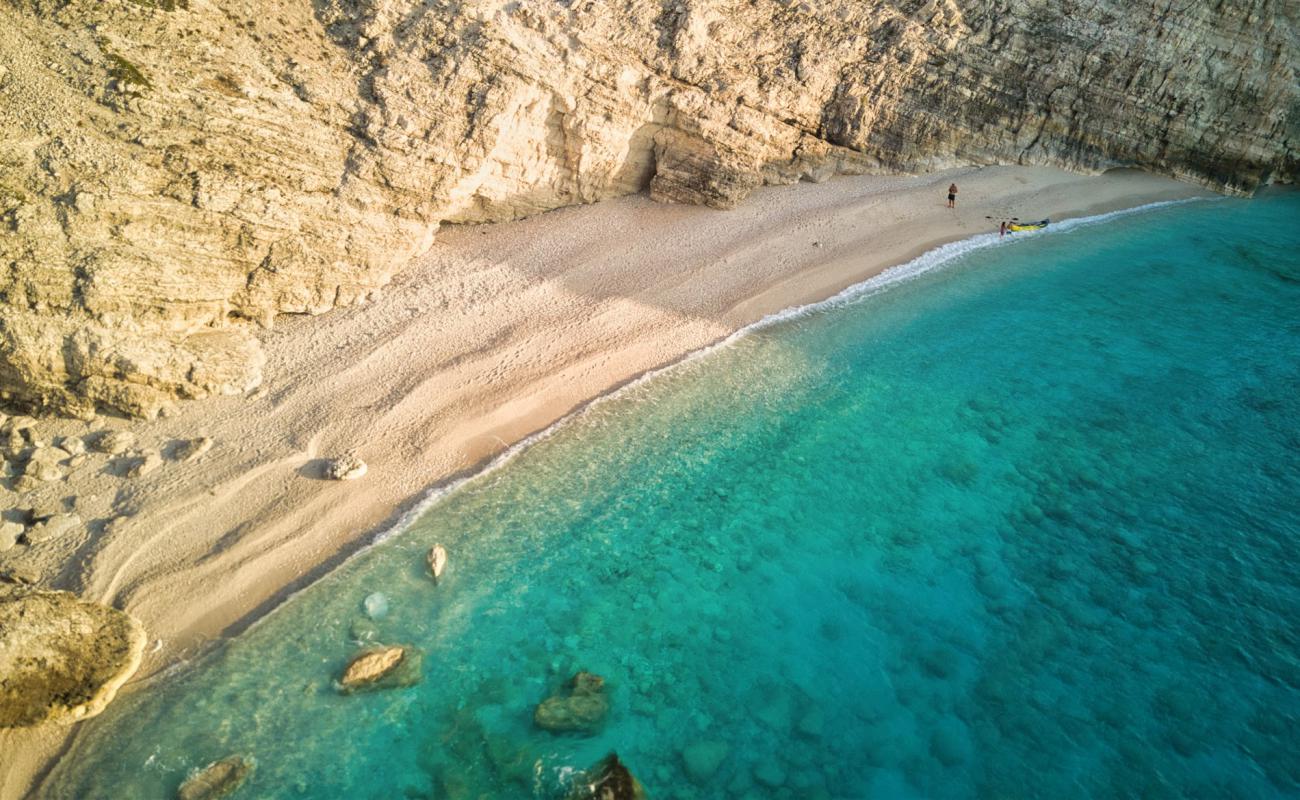 Paralia Petani II'in fotoğrafı küçük bej çakıl yüzey ile