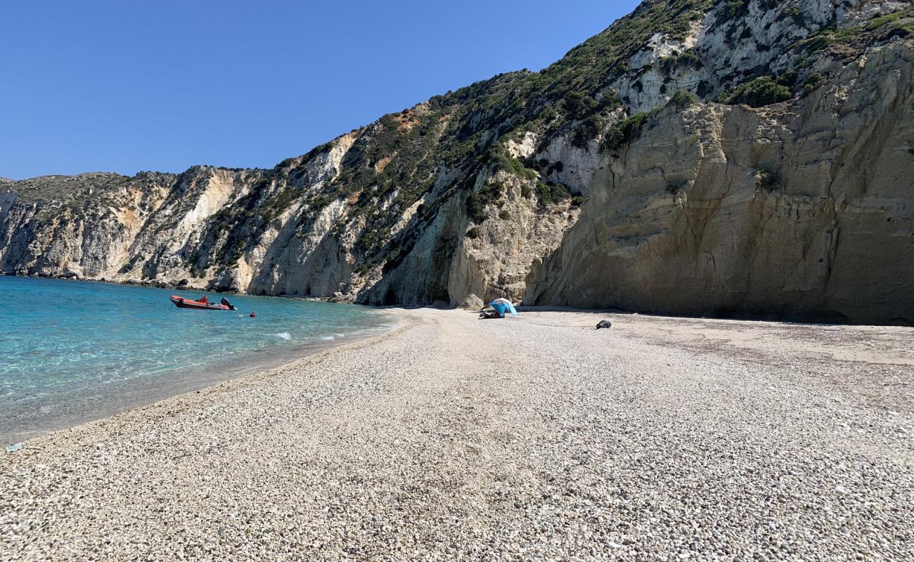 Paralia Petani III'in fotoğrafı küçük bej çakıl yüzey ile