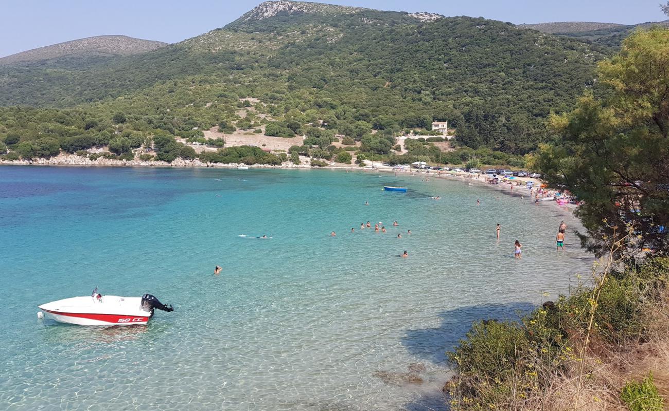 Paralia Atheras'in fotoğrafı gri kum yüzey ile