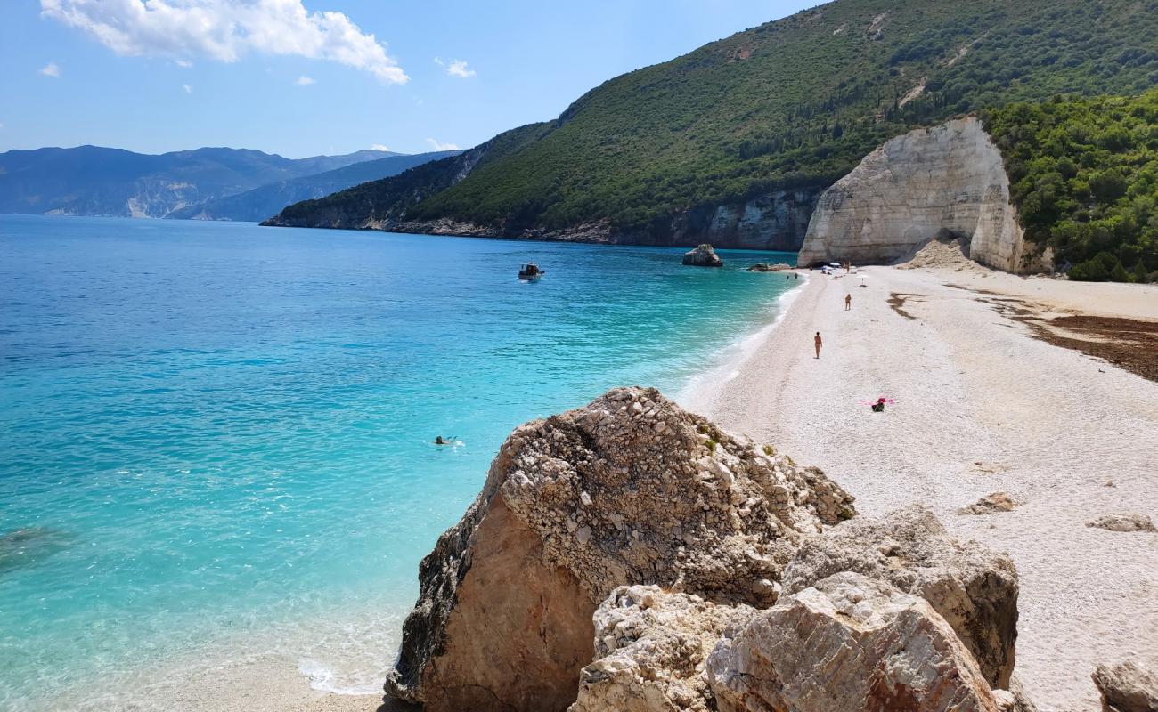 Fteri beach'in fotoğrafı küçük bej çakıl yüzey ile