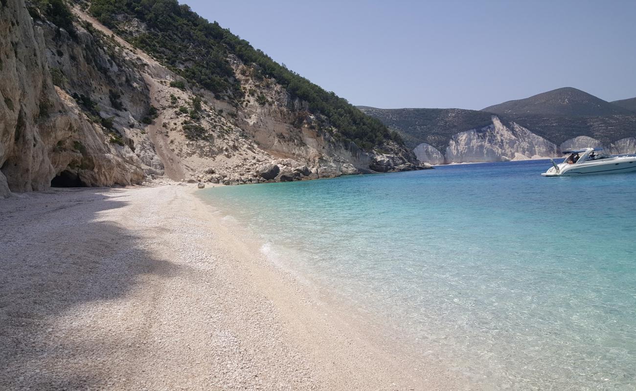 Kamari beach'in fotoğrafı küçük bej çakıl yüzey ile