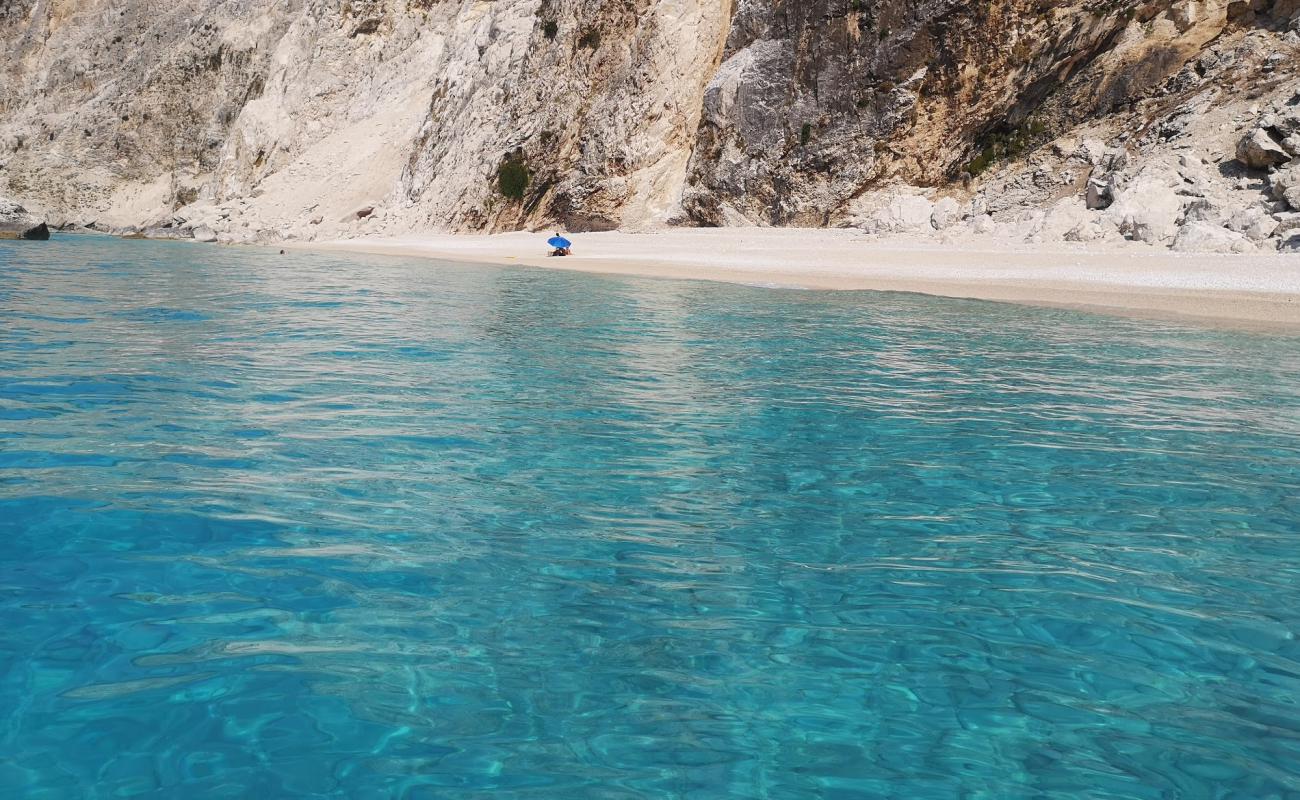 Unnamed beach'in fotoğrafı küçük bej çakıl yüzey ile