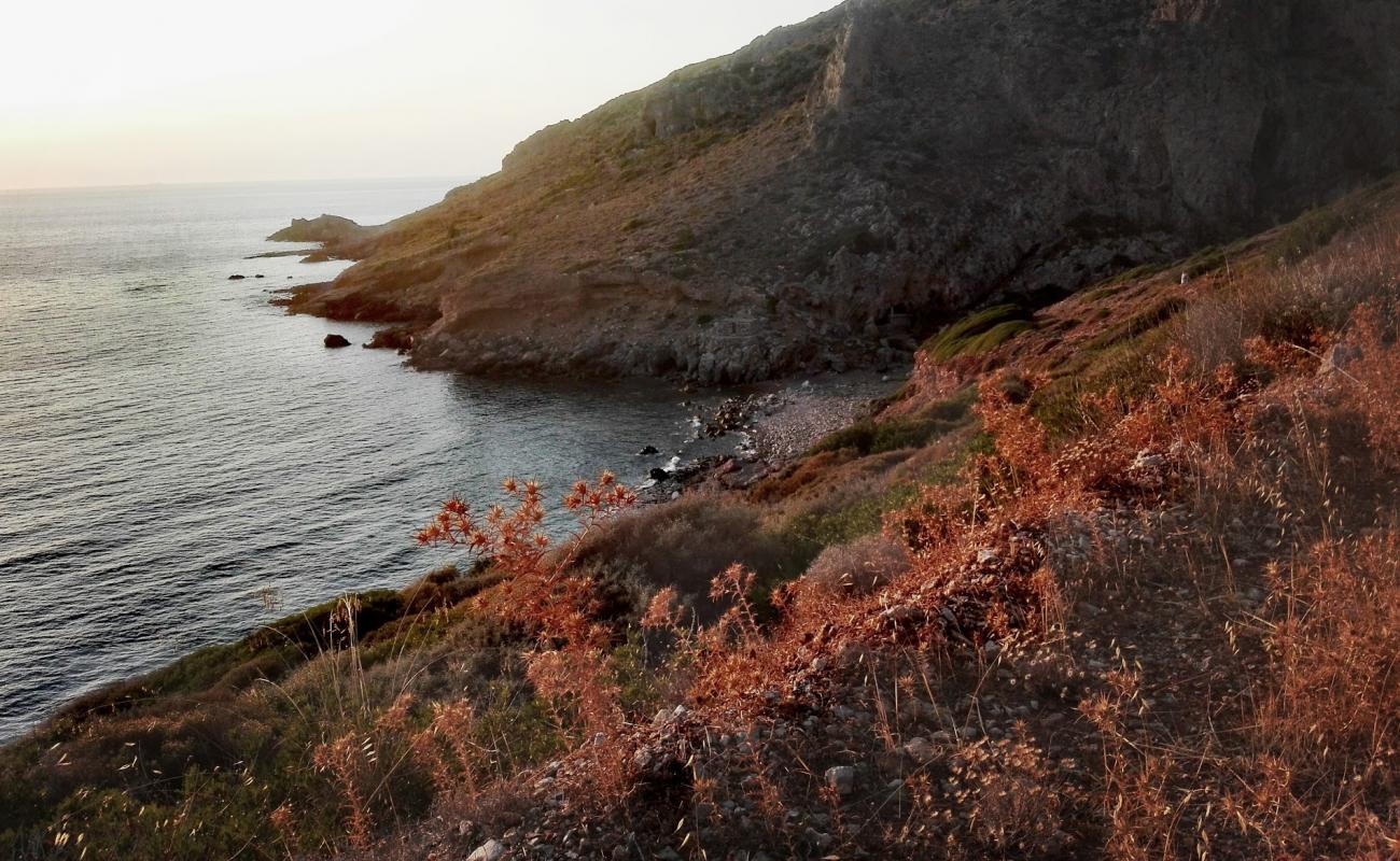 Agios Eleftherios'in fotoğrafı taşlı kum yüzey ile