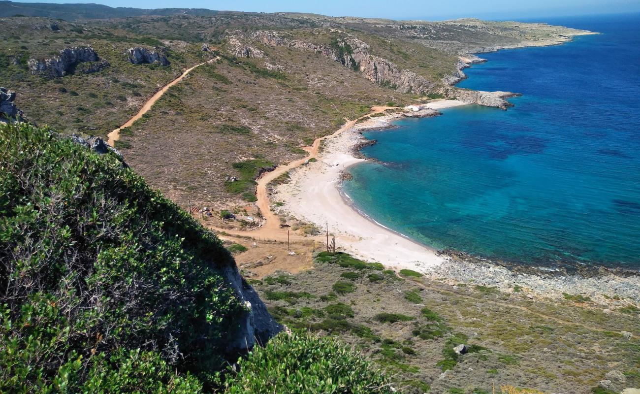Vlychada beach'in fotoğrafı gri deniz kabuğu kumu yüzey ile