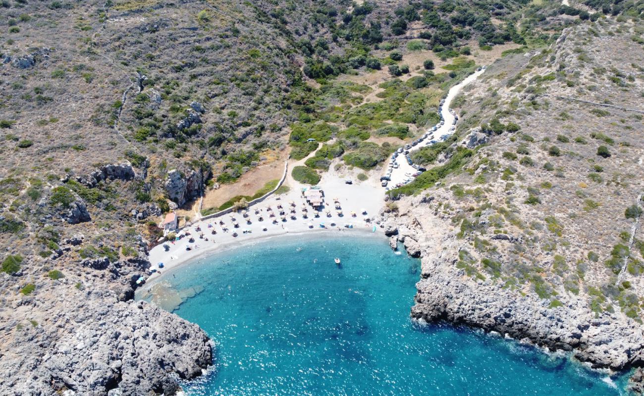 Fourni beach'in fotoğrafı gri çakıl taşı yüzey ile