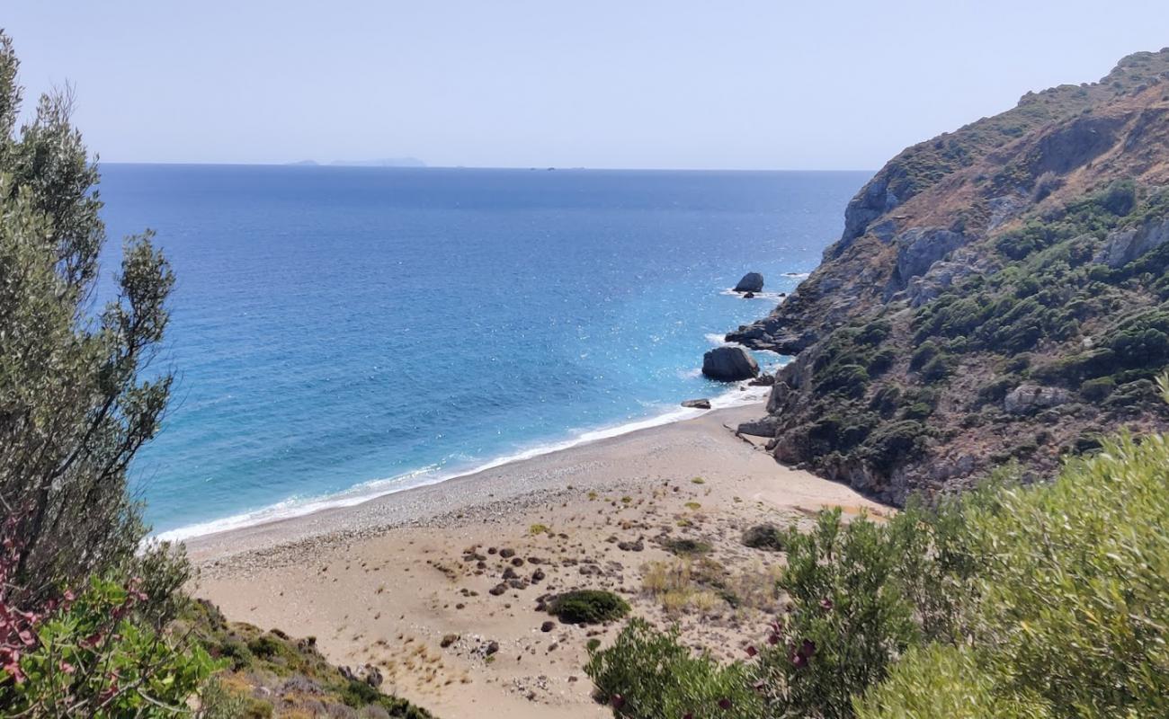 Paralia Kaladi'in fotoğrafı siyah kum ve çakıl yüzey ile