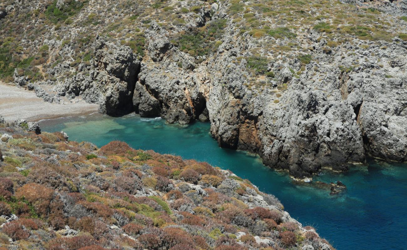 Paralia Vroulea II'in fotoğrafı siyah kum ve çakıl yüzey ile