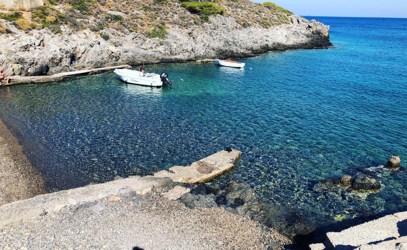 Paralia Vroulea'in fotoğrafı gri çakıl taşı yüzey ile
