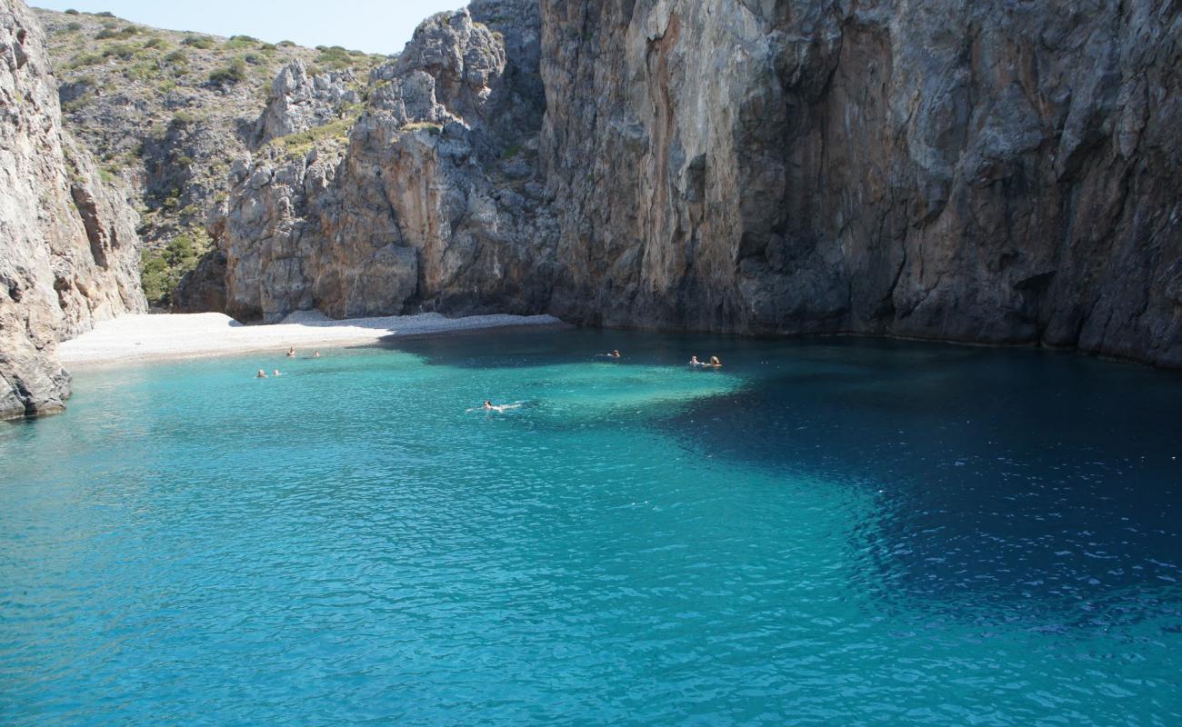 Kiriakoulou beach'in fotoğrafı kahverengi çakıl yüzey ile