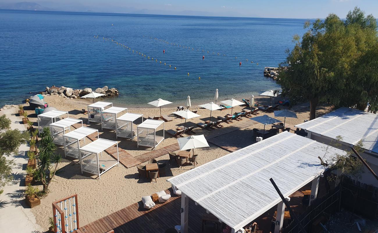 Benitses beach II'in fotoğrafı gri kum ve çakıl yüzey ile