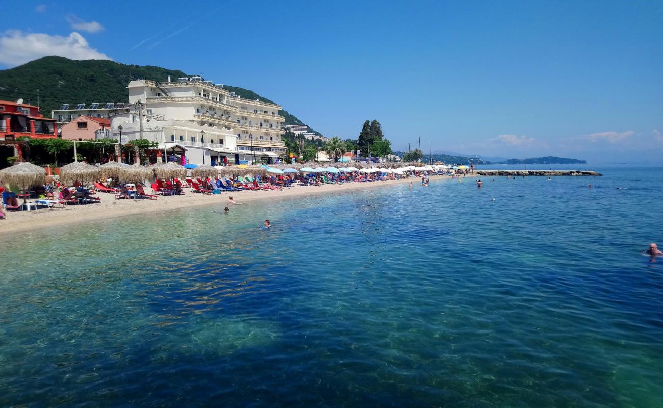 Benitses beach'in fotoğrafı gri çakıl taşı yüzey ile