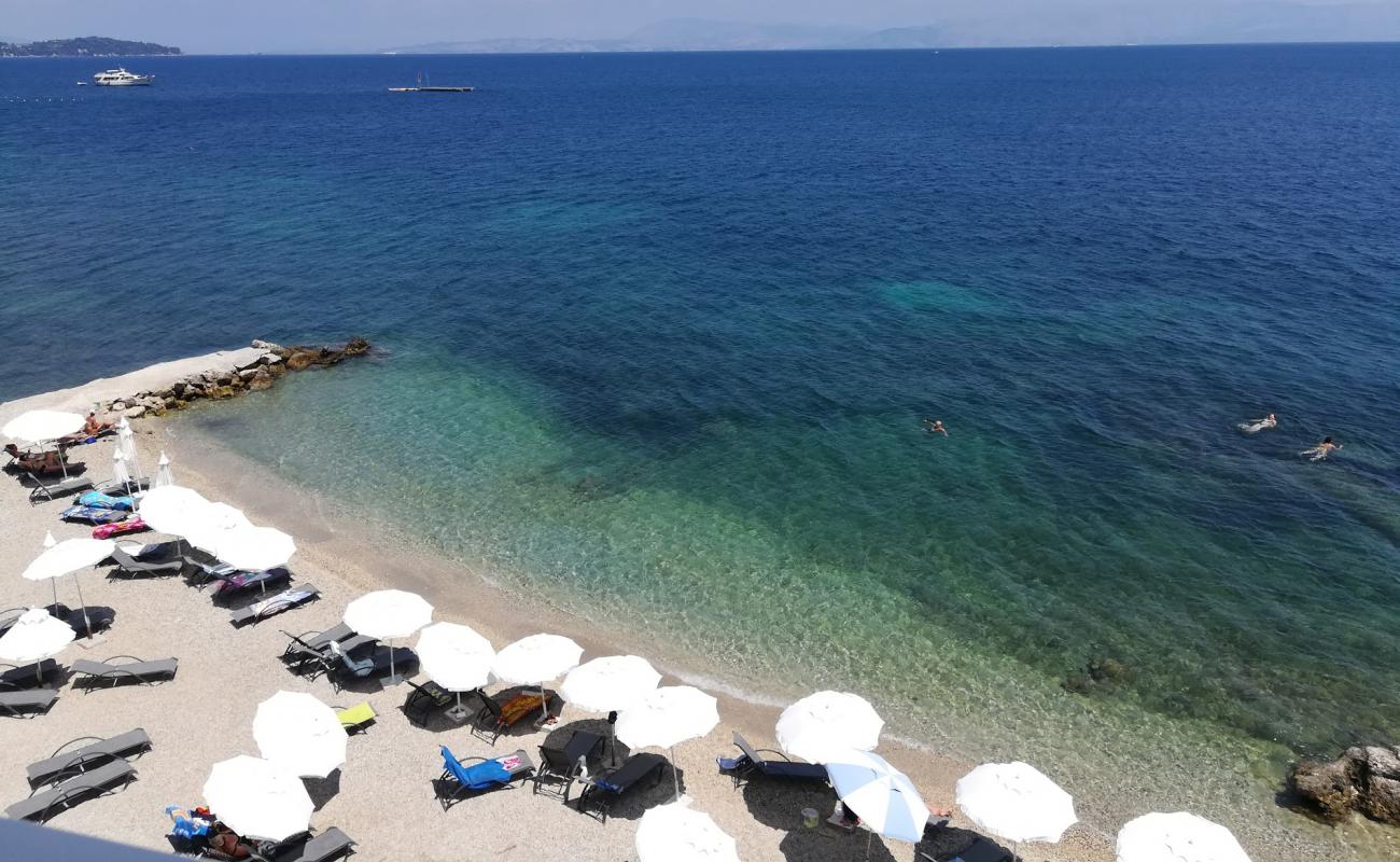 Benitses beach III'in fotoğrafı gri çakıl taşı yüzey ile