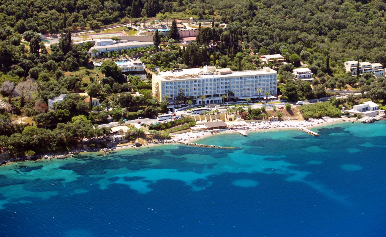 Benitses beach IV'in fotoğrafı küçük gri çakıllar yüzey ile