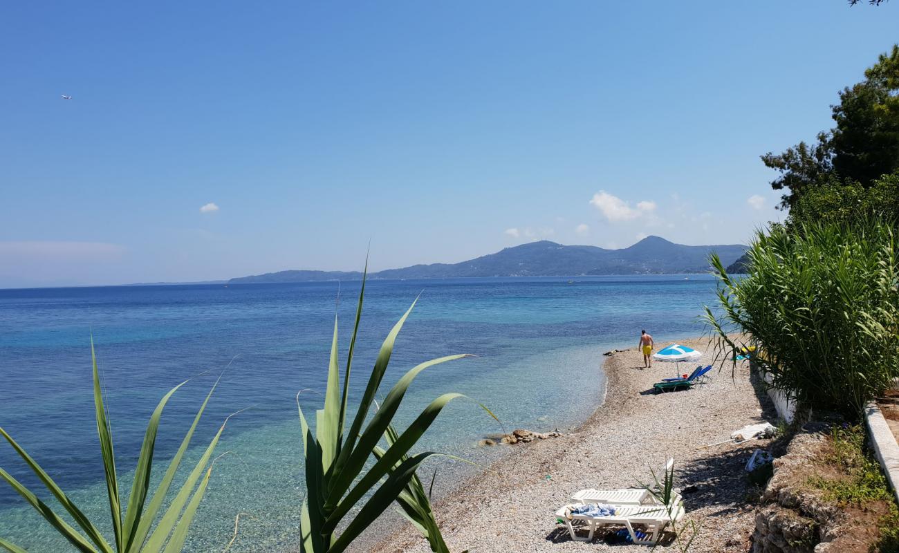 Kerkyras Aisthiseis Plajı'in fotoğrafı küçük gri çakıllar yüzey ile