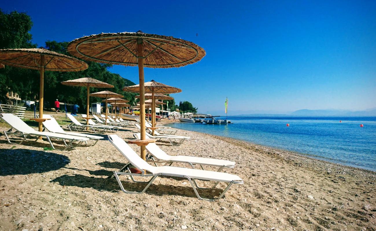 Agios Ioannis Peristeron Plajı'in fotoğrafı bej kum ve çakıl yüzey ile
