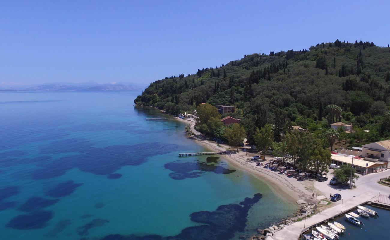 Paralia Mpoukari'in fotoğrafı kahverengi çakıl yüzey ile