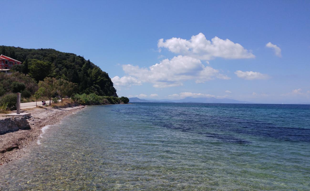 Paralia Petriti II'in fotoğrafı gri çakıl taşı yüzey ile