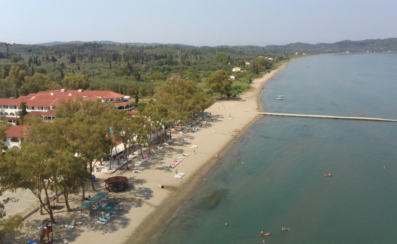 Attika Plajı'in fotoğrafı i̇nce kahverengi kum yüzey ile