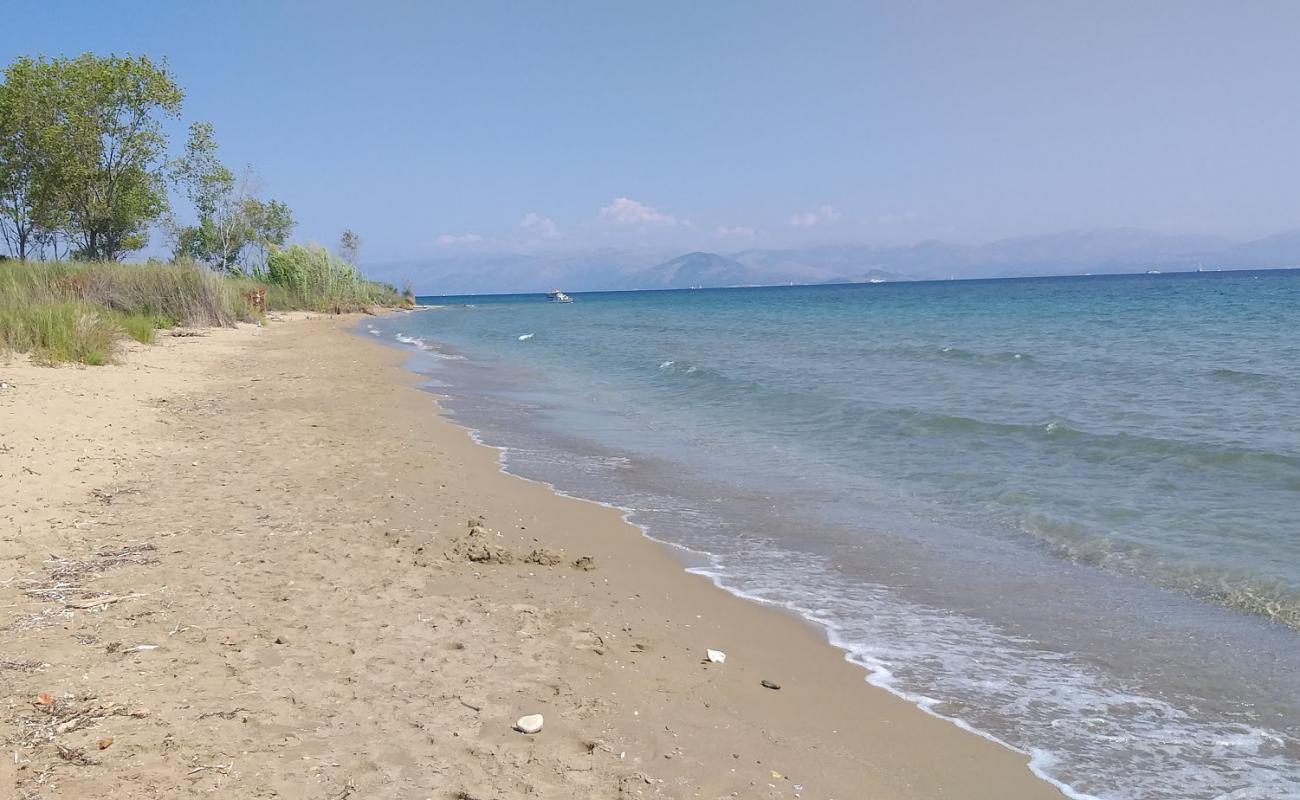 Skaloma beach II'in fotoğrafı i̇nce kahverengi kum yüzey ile