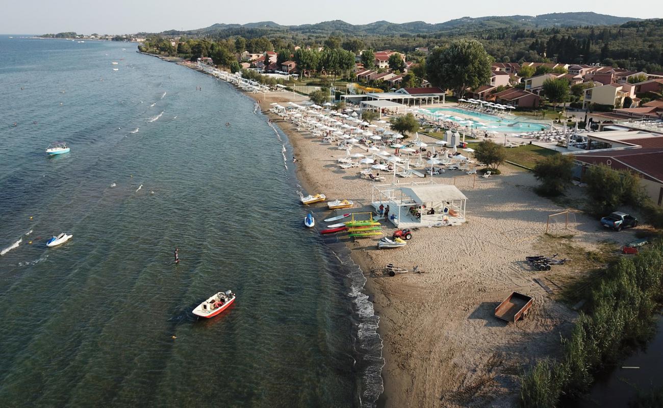 Agios Petros Plajı'in fotoğrafı i̇nce kahverengi kum yüzey ile