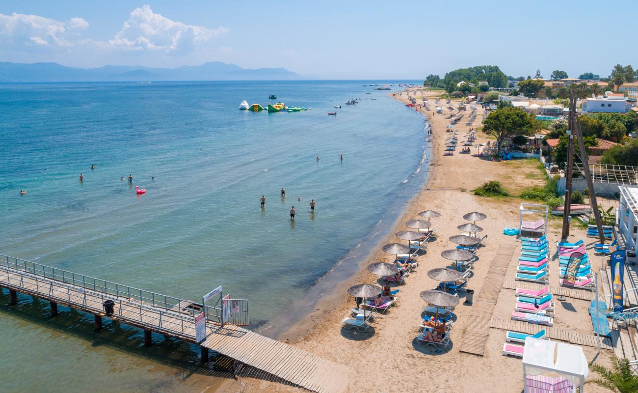 Kavos beach'in fotoğrafı i̇nce kahverengi kum yüzey ile