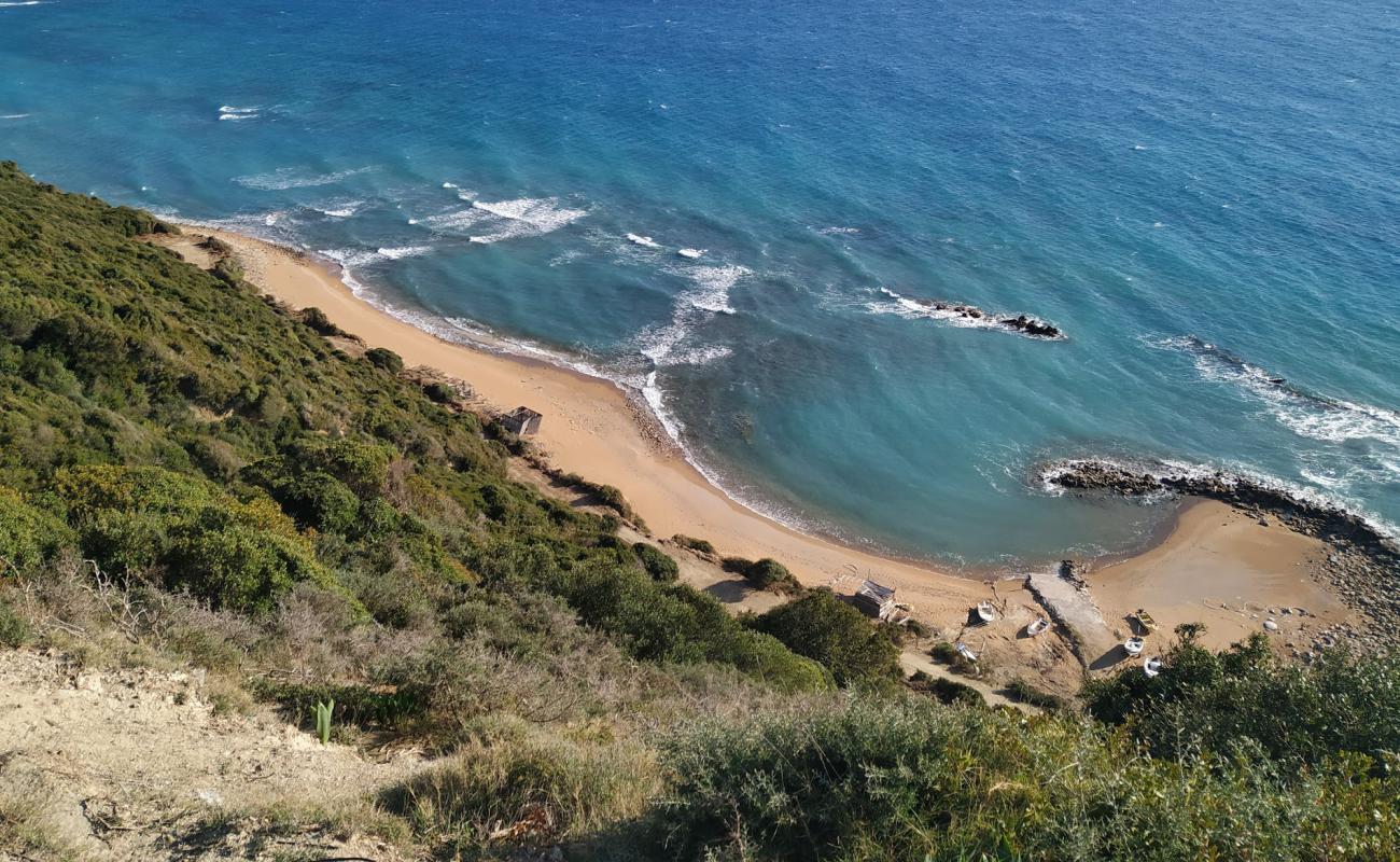 Small beach Kritika'in fotoğrafı kahverengi kum yüzey ile