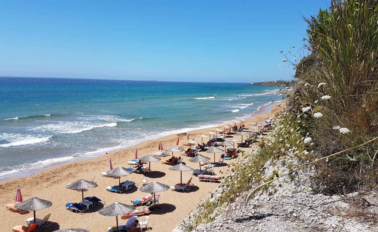Agios Georgios beach'in fotoğrafı i̇nce kahverengi kum yüzey ile