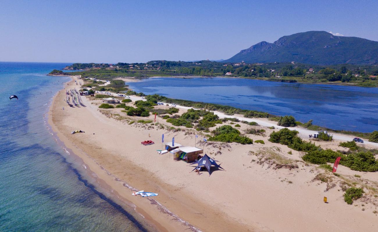 Halikounas Plajı'in fotoğrafı parlak ince kum yüzey ile