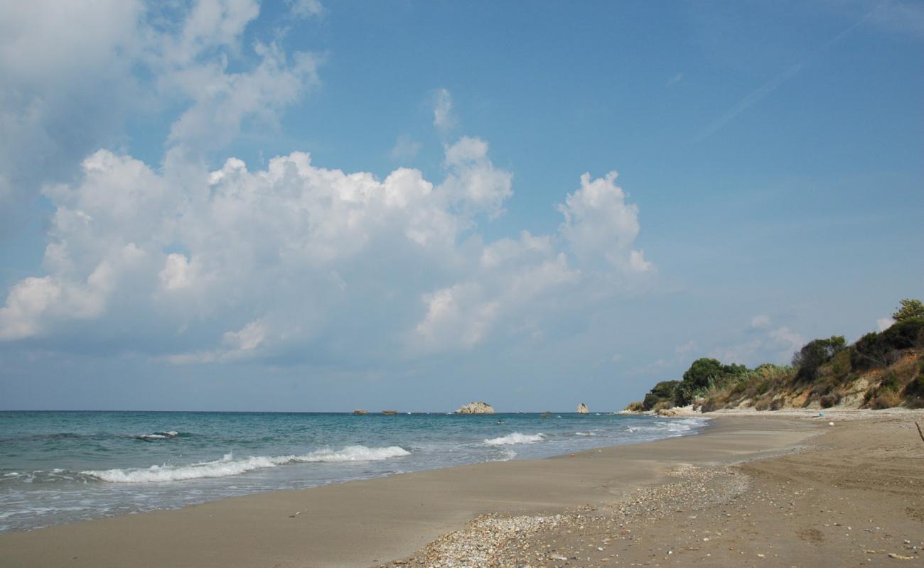 Paralia Kanouli'in fotoğrafı açık bej kum yüzey ile