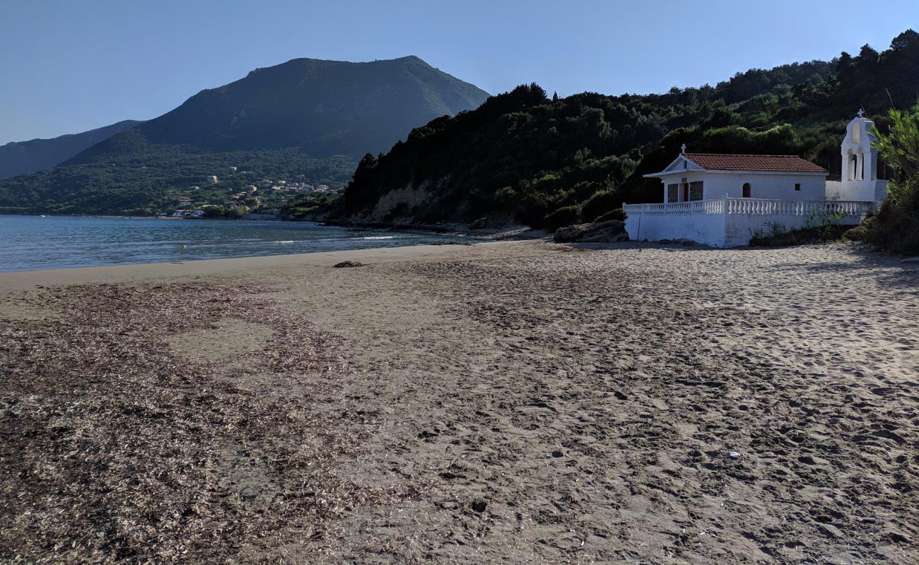 Agios Nikolaos beach'in fotoğrafı i̇nce kahverengi kum yüzey ile