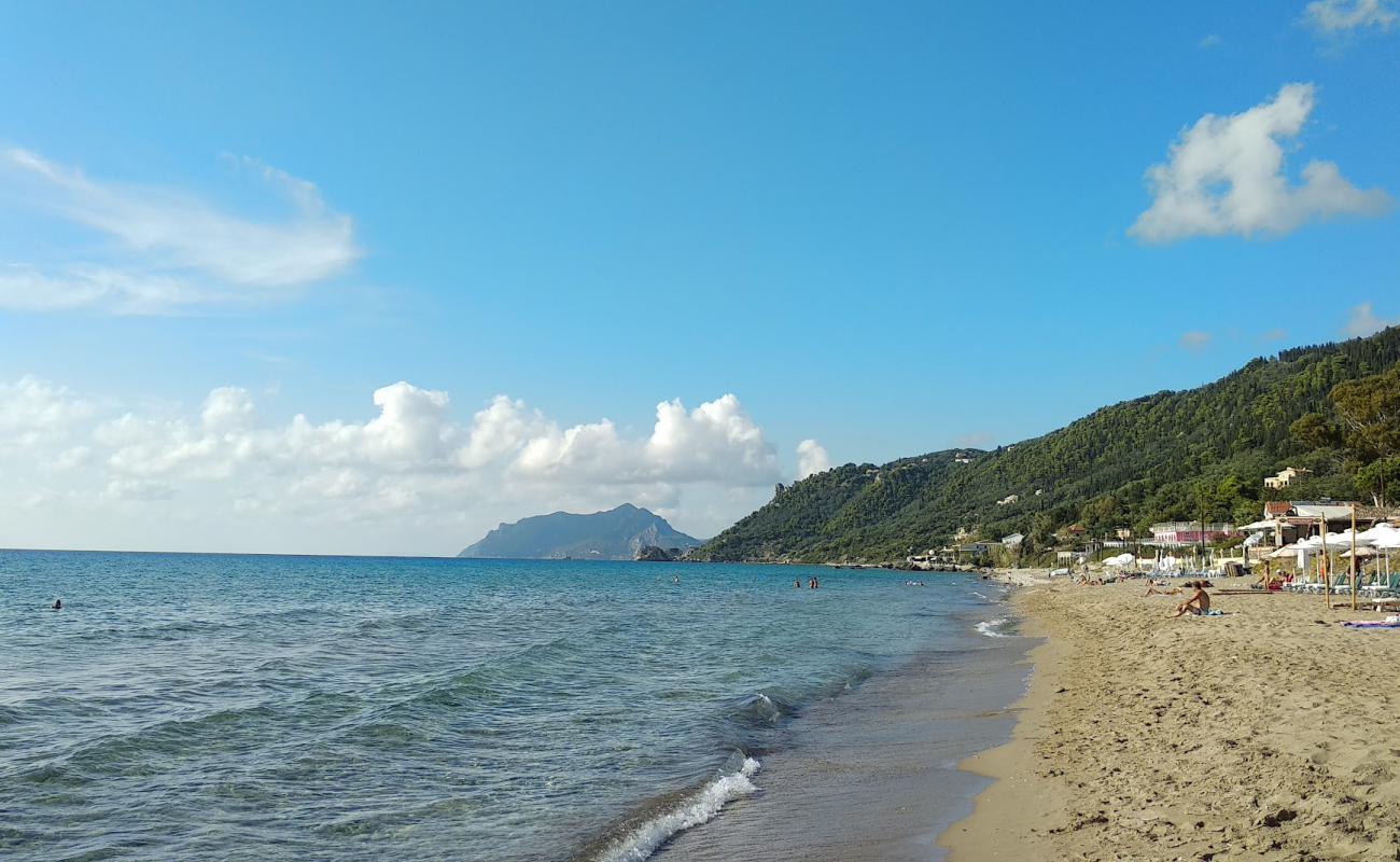 Agios Gordios Plajı'in fotoğrafı parlak ince kum yüzey ile