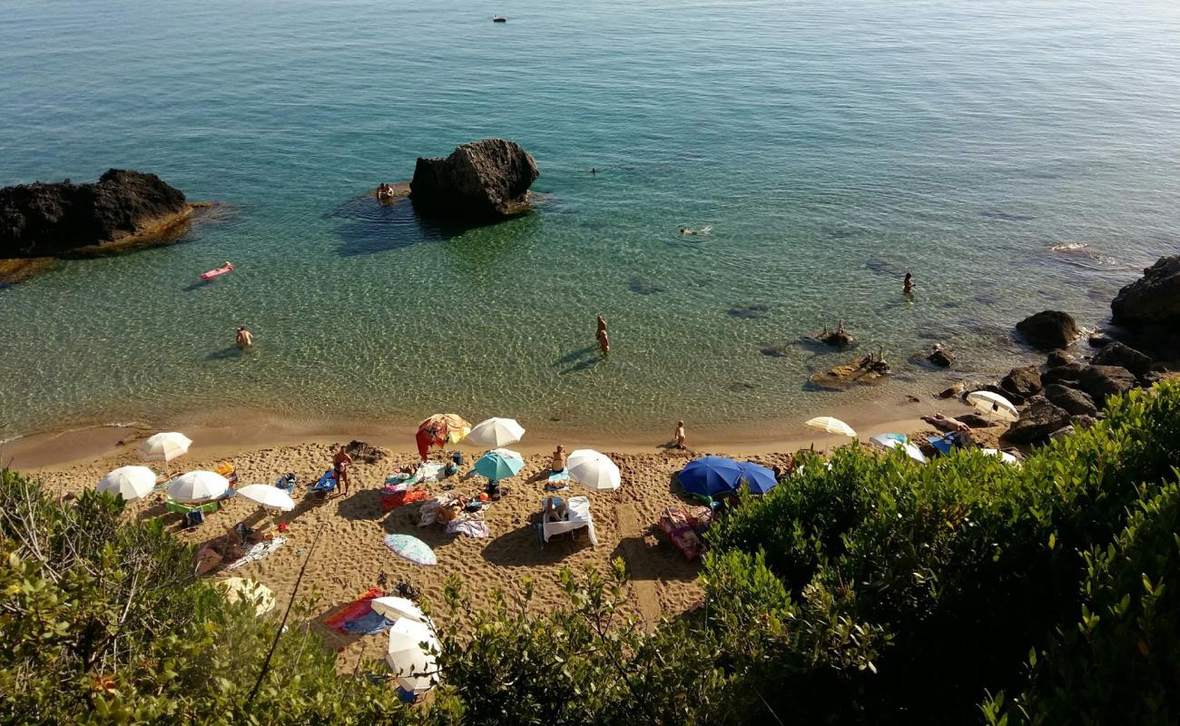 Myrtiotissa beach'in fotoğrafı i̇nce kahverengi kum yüzey ile