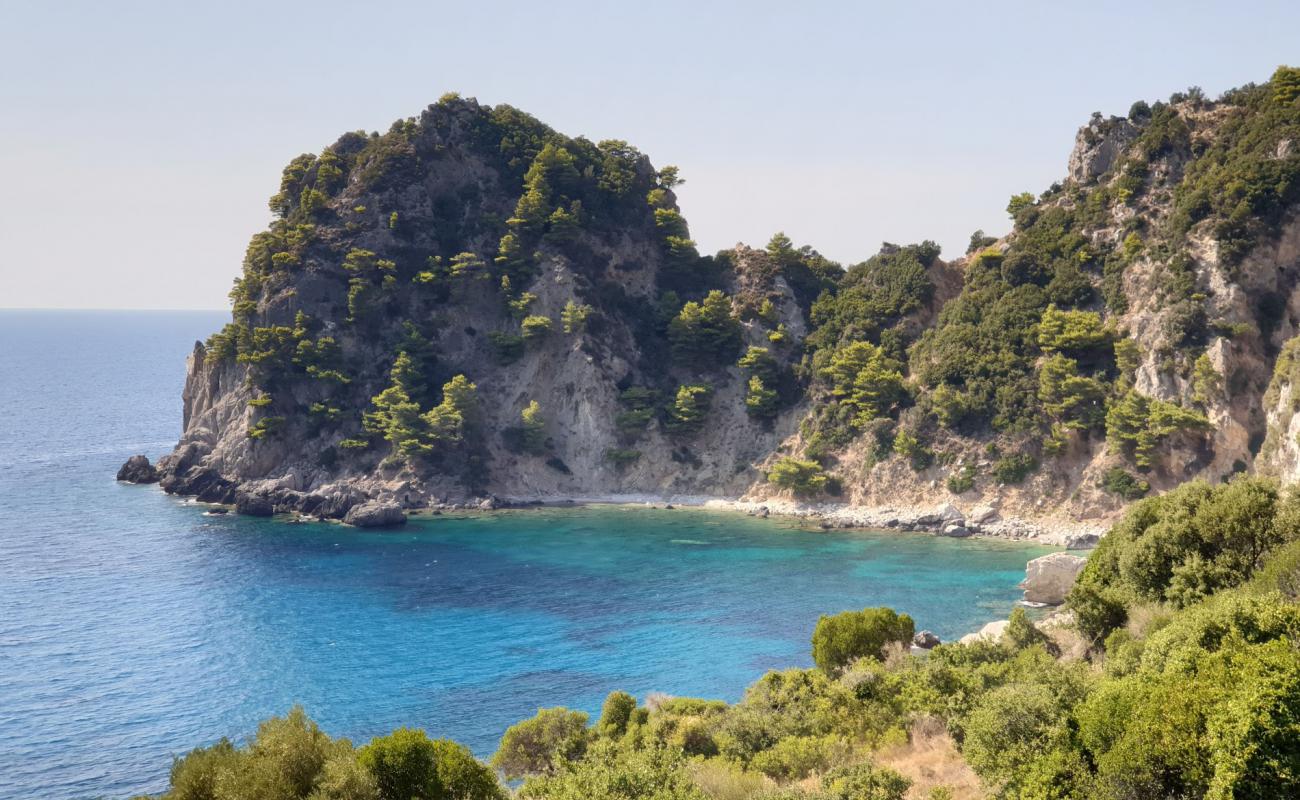 Antipsos beach'in fotoğrafı gri çakıl taşı yüzey ile