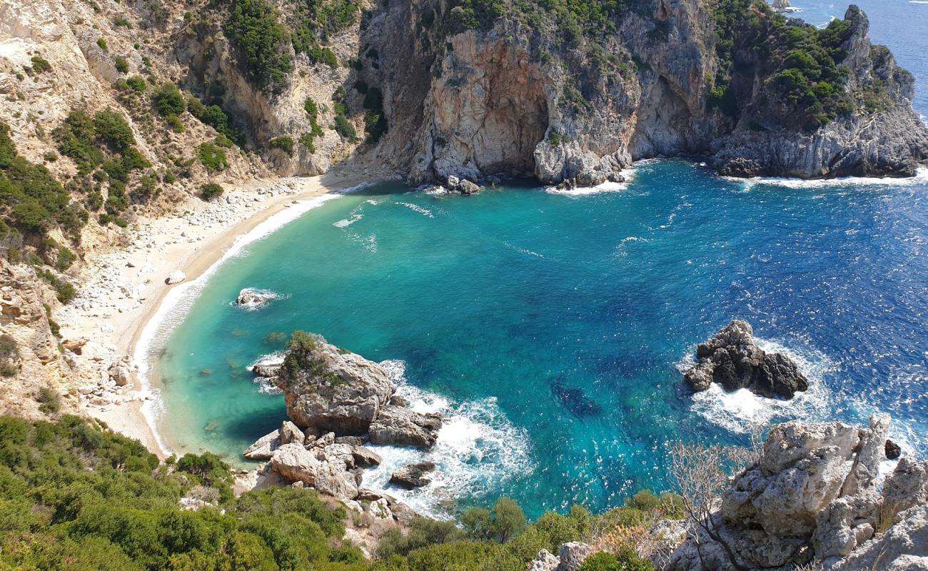 Glass beach'in fotoğrafı gri çakıl taşı yüzey ile