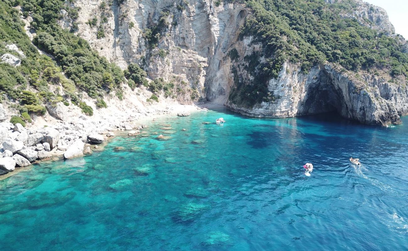 Krouza beach'in fotoğrafı parlak kum ve kayalar yüzey ile