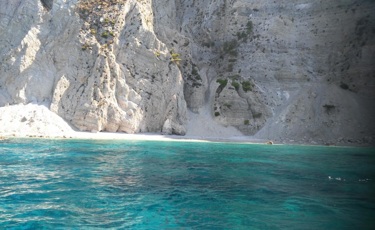 Plaka beach'in fotoğrafı gri çakıl taşı yüzey ile